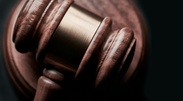 Юрист за роботою — вивчення документів